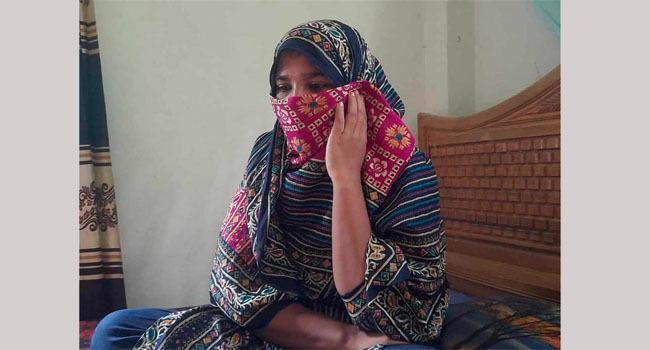 বিয়ের দাবিতে শিক্ষকের বাড়িতে অবস্থান ২ সন্তানের জননীর