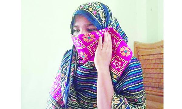 বিয়ের দাবিতে শিক্ষকের বাড়িতে ২ সন্তানের জননীর অবস্থান