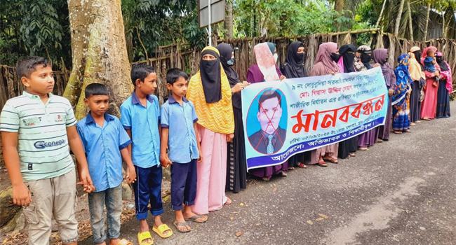 ঝালকাঠিতে ৫ শিশু শিক্ষার্থীকে পিটুনির প্রতিবাদে মানববন্ধন