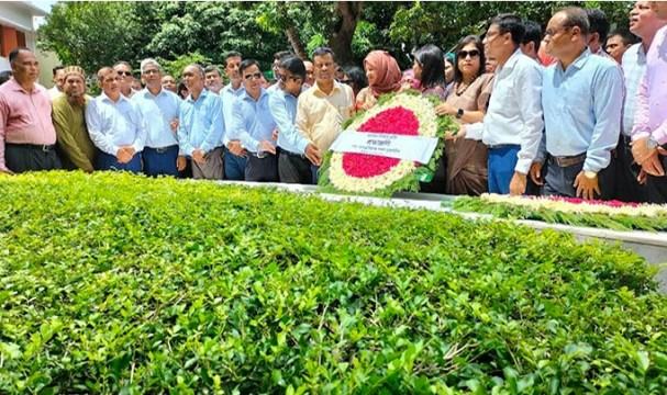 গোপালগঞ্জে বঙ্গবন্ধুর সমাধিতে পদোন্নতিপ্রাপ্ত যুগ্ম সচিবদের শ্রদ্ধা
