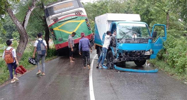 দুমকিতে পিকআপ-বাস সংঘর্ষে আহত ১৫