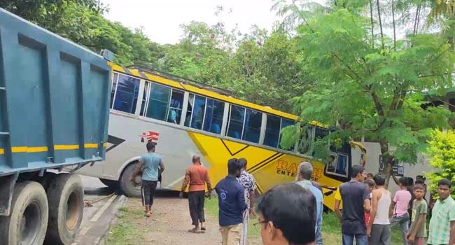 পাবনায় অটোরিকশা-বাসের সংঘর্ষে শিক্ষার্থীসহ নিহত ২
