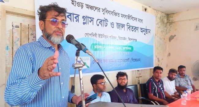 কিশোরগঞ্জে জেলেদের মাঝে যাকাত ম্যানেজমেন্টের নৌকা ও জাল বিতরণ