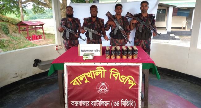 বালুখালী সীমান্ত থেকে ১ কেজি ৫৮ গ্রাম ক্রিস্টাল মেথ জব্দ