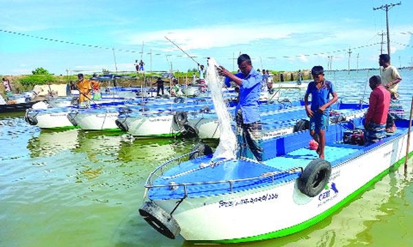 কিশোরগঞ্জ হাওরের দরিদ্র জেলেরা পেলেন ফাইবার গ্লাসের নৌকা ও জাল