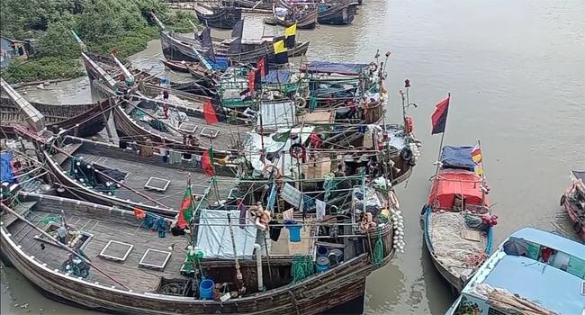 উত্তাল সাগর : আশ্রয় নিয়েছ সহস্রাধিক মাছ ধরার ট্রলার