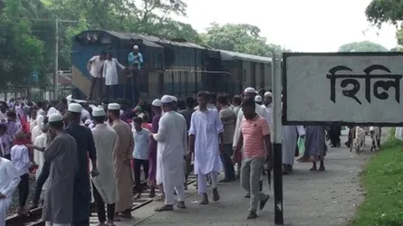 হিলি রেল স্টেশনে ট্রেনের যাত্রাবিরতির দাবিতে রেলপথ অবরোধ