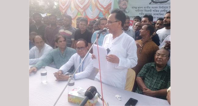 দর্শনায় প্রতিপক্ষের হট্টগোলের মধ্যেই নৌকার প্রার্থীদের সংবাদ সম্মেলন