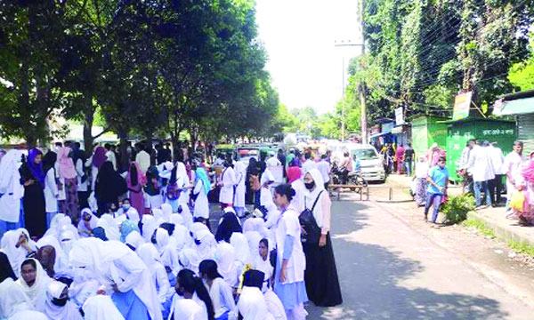 বগুড়ায় অধ্যক্ষের অপসারণ ও ছাত্রলীগ নেতার গ্রেফতার দাবিতে ফের সড়ক অবরোধ