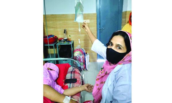 শেরপুরে ফ্লুইড স্যালাইনের তীব্র সঙ্কট : ৮০ টাকার স্যালাইন ২৫০ টাকায় বিক্রি