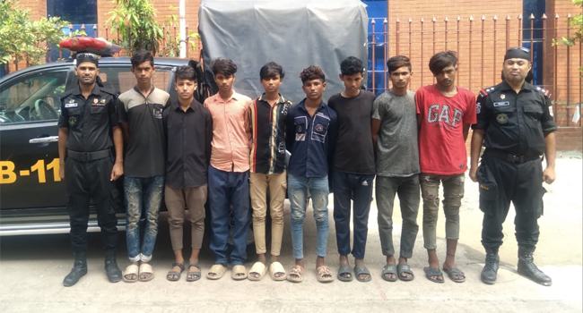 নারায়ণগঞ্জে কিশোর গ্যাংয়ের ৮ সদস্য র‍্যাবের হাতে গ্রেফতার