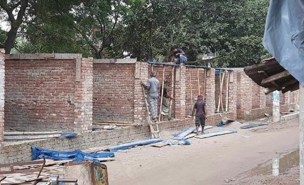 উচ্চ আদালতের নিষেধাজ্ঞা অমান্য করে পবায় দোকানঘর নির্মাণের অভিযোগ