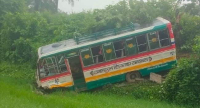 শ্রীপুরে নিয়ন্ত্রণ হারিয়ে শ্রমিকবাহী বাসের চালক নিহত