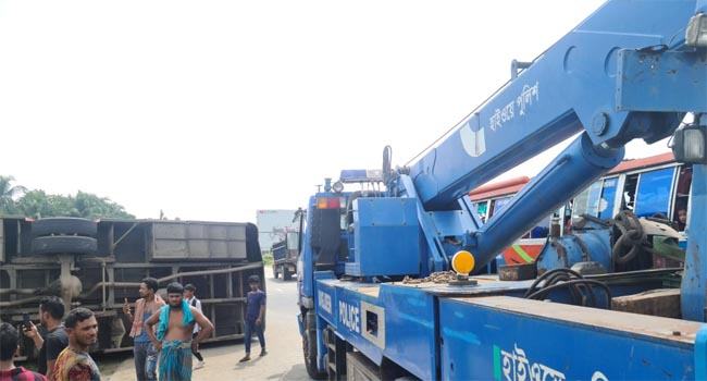 চান্দিনায় মহাসড়কে বাস উল্টে নিহত ৩