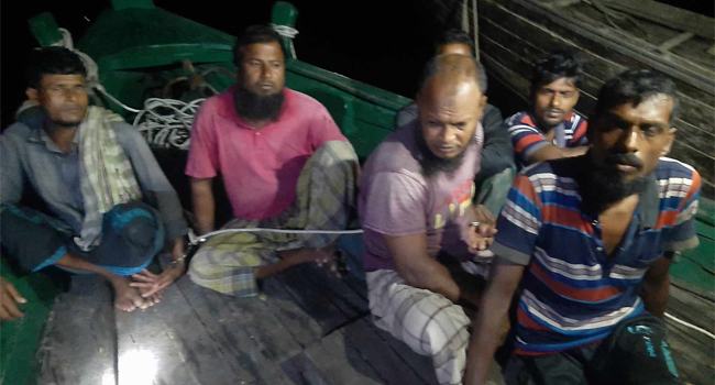 পূর্ব সুন্দরবনে ট্রলার ও মাছ ধরার জালসহ ৬ জেলে আটক