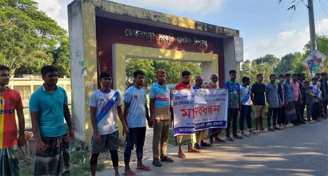 রাজশাহীতে মুক্তিযোদ্ধার ভুয়া সনদ বাতিলের দাবিতে মানববন্ধন