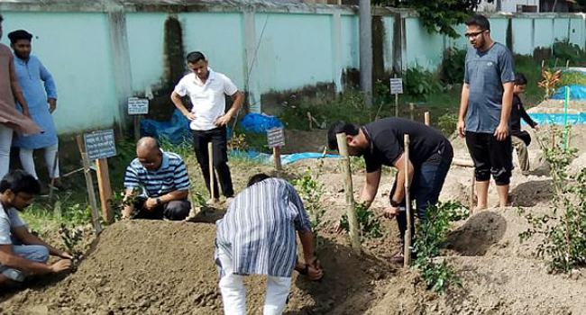 স্ত্রীর পাশেই সমাহিত পরিচালক সোহানুর রহমান