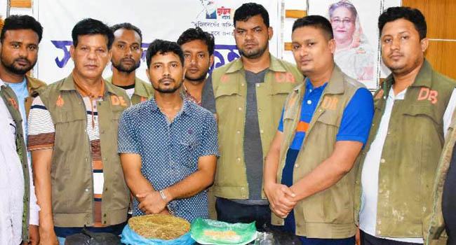 বরগুনায় ১ হাজার পিচ ইয়াবাসহ হত্যা মামলার আসামি গ্রেফতার