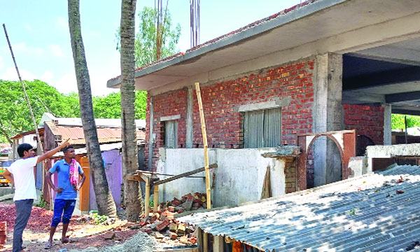 সিংড়ায় হাটের সরকারি জায়গায় প্রভাবশালীর বহুতল ভবন