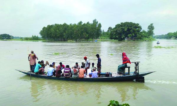 এ যুগেও নৌকা ছাড়া গতি নেই চাটমোহরের ২ গ্রামের মানুষের