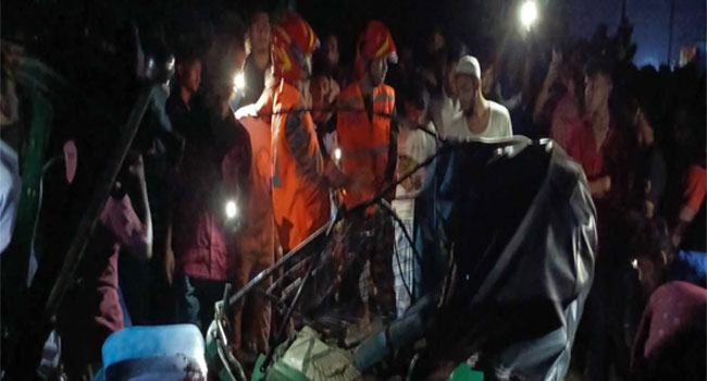 নরসিংদীতে বাসের ধাক্কায় অটোরিকশার নানি-নাতিসহ ৩ যাত্রী নিহত