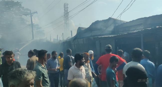 শ্রীনগরে অগ্নিকাণ্ডে ৯ দোকান পুড়ে ছাই