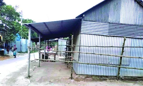 মেলান্দহে অবরুদ্ধ কৃষক পরিবার