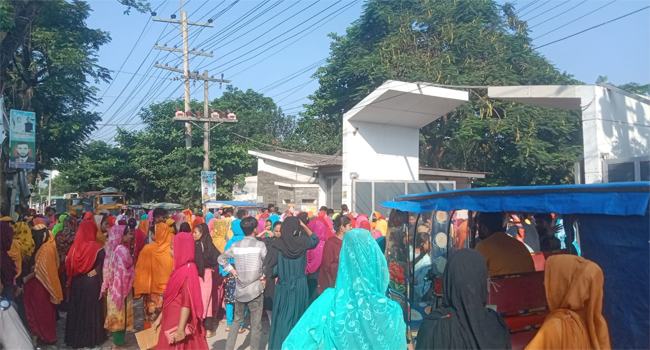বকেয়া বেতনের দাবিতে গাজীপুরে একটি পোশাক কারখানায় শ্রমিকউত্তেজনা