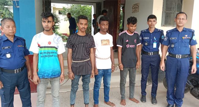 বখাটেদের ভয়ে ৪ মাস পর স্কুলে গেল কিশোরী, ছাত্রলীগ নেতাসহ গ্রেফতার ৪