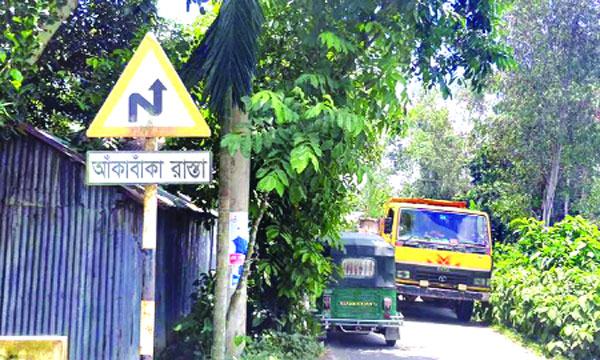 ঘাটাইলে ১১ কিলোমিটার সড়কে বিপজ্জনক ৭৬ বাঁক!