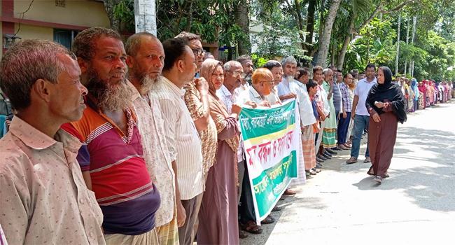 বড়াইগ্রামে মিথ্যা অভিযোগে অধ্যক্ষসহ মহল্লাবাসীকে হয়রানীর প্রতিবাদে মানববন্ধন