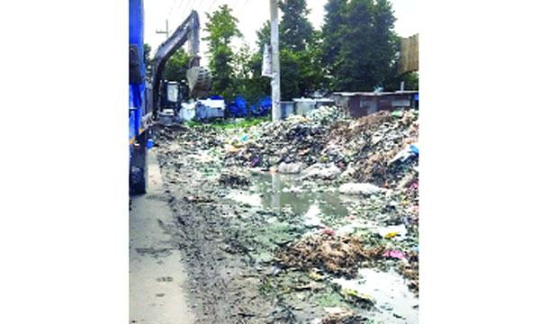 সিদ্ধিরগঞ্জে মহাসড়কে আবারো ফেলা হচ্ছে ময়লা-আবর্জনা, চরম দুর্ভোগ