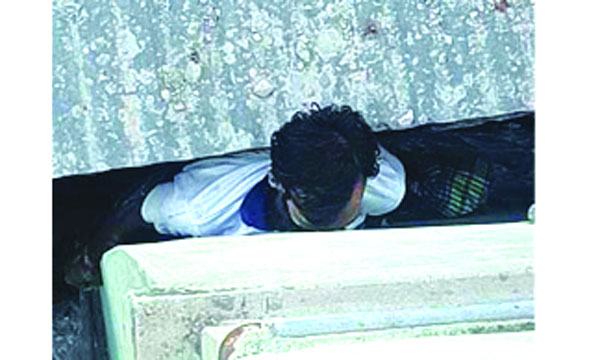 ফতুল্লায় দুই ভবনের মাঝখানে আটকে যুবকের মৃত্যু