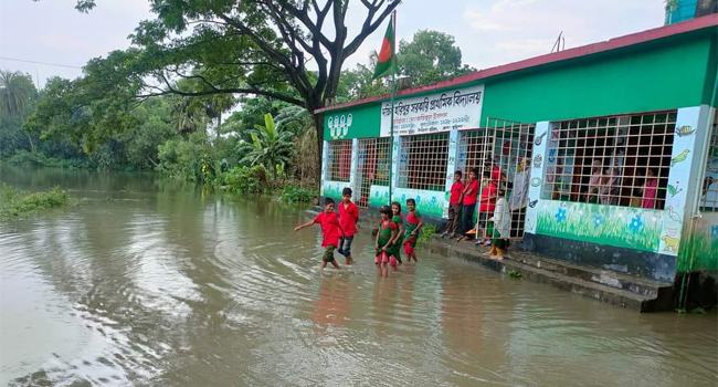 দক্ষিণ হরিপুর সরকারি প্রাথমিক বিদ্যালয়ের শিক্ষার্থীরা ঝুঁকিতে, আতঙ্কে অভিভাবক