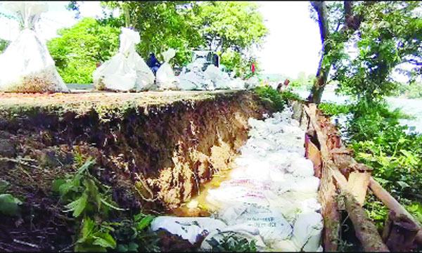 ভাঙনের মুখে রাঙ্গামাটির কাঠালতলী সড়ক বাঁধ