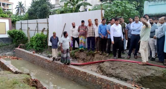 মুরাদনগরে সরকারি খালে ড্রেন নির্মাণকাজ বন্ধ