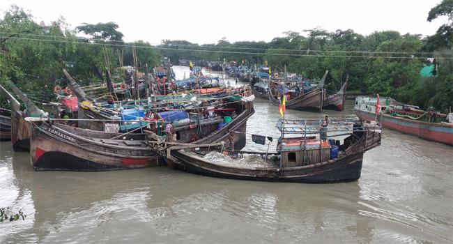 বঙ্গোপসাগর উত্তাল, নিরাপদ আশ্রয়ে ফিরছে জেলেরা