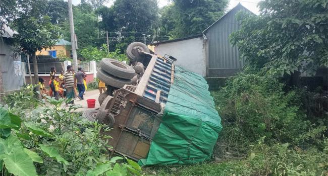 মির্জাপুরে প্রাথমিকের বইবোঝাই ট্রাক উল্টে পুকুরে