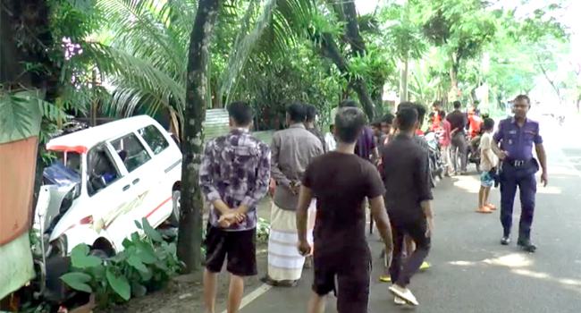 ঝালকাঠিতে অ্যাম্বুলেন্স নিয়ন্ত্রণ হারিয়ে গাছের সাথে ধাক্কা, আহত ৭
