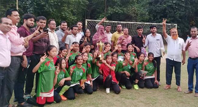 এক গ্রামের ৯ কিশোরীর পায়ের জাদুতে বিভাগীয় পর্যায়ে করেরহাট