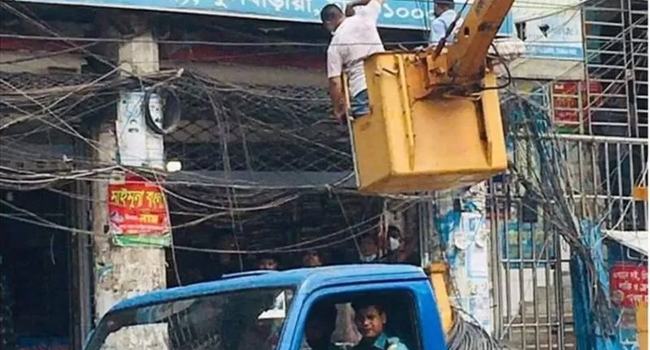 ঢাকায় ৩ বছরেও যে কারণে মাটির নিচ দিয়ে বিদ্যুৎ যায়নি