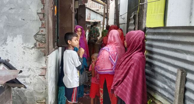 ‘গাড়ি না পাইলে আমার সোনা মানিকেগো লইয়া যামু কেমনে?’