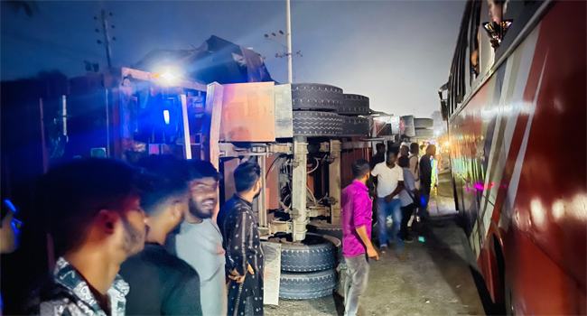 সোনারগাঁওয়ে বাসের ওপর লরি উল্টে নিহত ১, আহত ৮