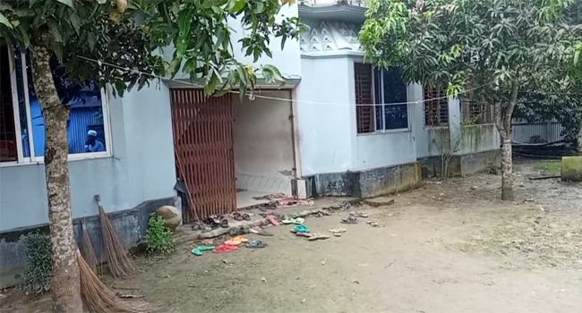 সখীপুরে জানালার গ্রিল কেটে ব্যবসায়ীর বাড়িতে ঢুকে ডাকাতি