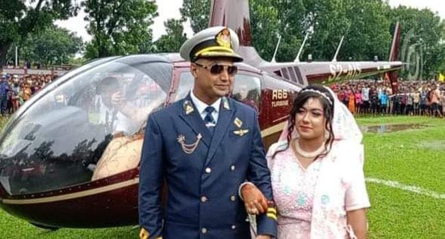 মা-বাবার স্বপ্ন পূরণে নববধূকে নিয়ে হেলিকপ্টারে বাড়ি ফিরলেন ইঞ্জিনিয়ার ছেলে