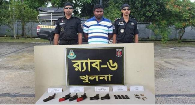 অস্ত্র ও গুলিসহ যশোরের শার্শার অস্ত্র ব্যবসায়ী নাসির আটক