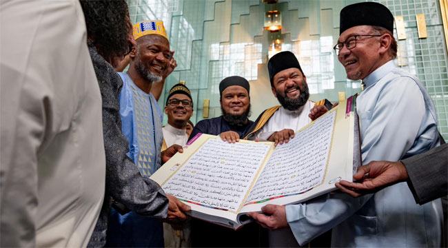 বাংলাদেশী কারীর আজান-মালয়েশিয়ার প্রধানমন্ত্রীর খুতবায় নিউইয়র্ক সেন্টারে জুমার নামাজ