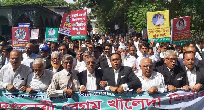 খালেদা জিয়ার বিদেশে চিকিৎসার দাবিতে রাজপথে আইনজীবীদের পদযাত্রা