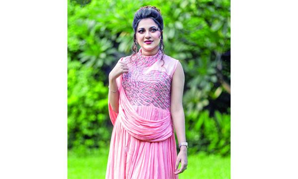 স্টেজ শোতে মেতে উঠেছেন লিজা...