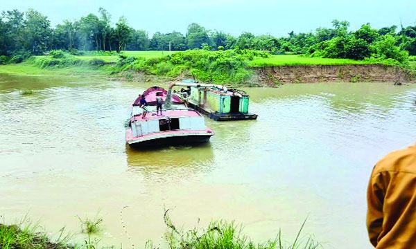 মুহুরী নদী থেকে বালু উত্তোলন  প্রমাণ পেয়েছে নৌপুলিশ
